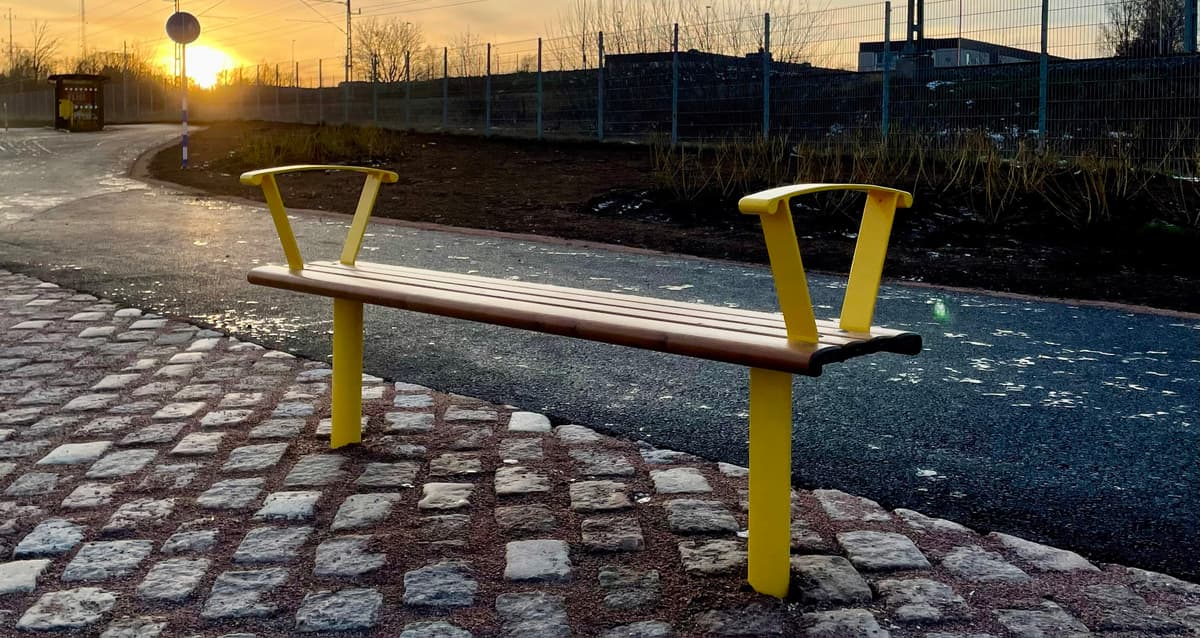 Gul bänk längs gula stråket