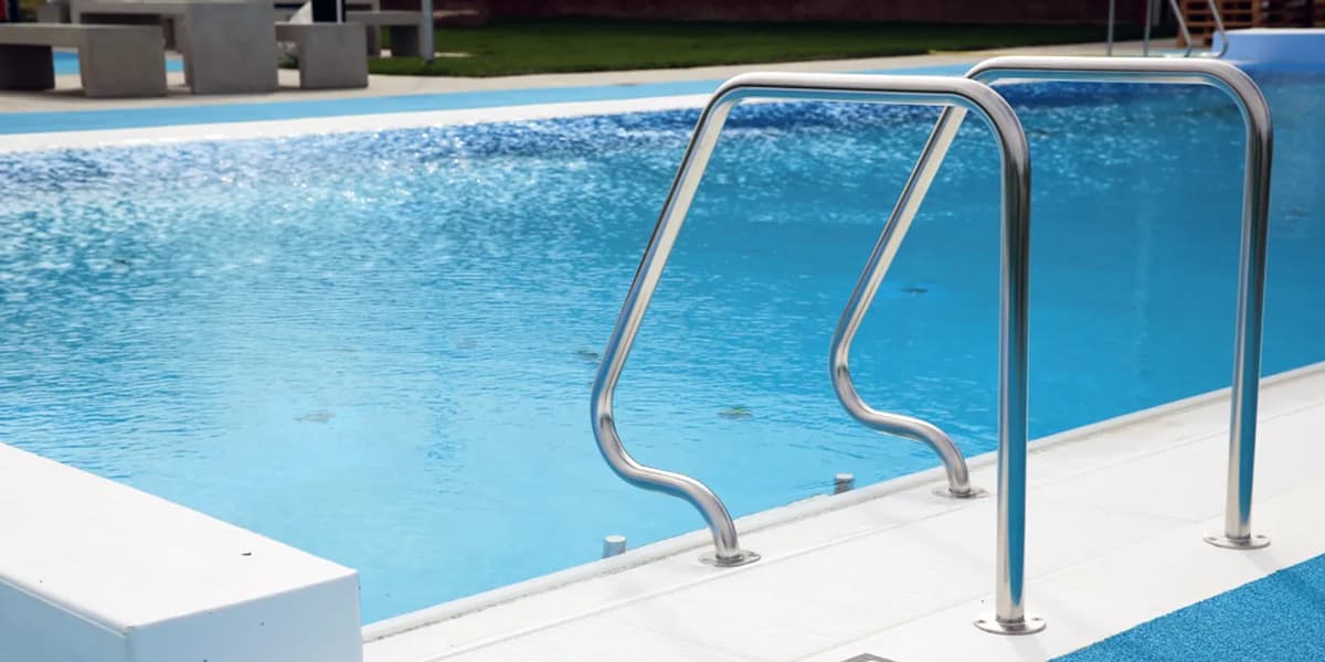 Vy över poolen på Tidanbadet.