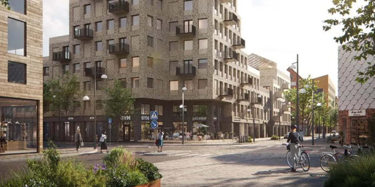 En stadsgata med höga byggnader