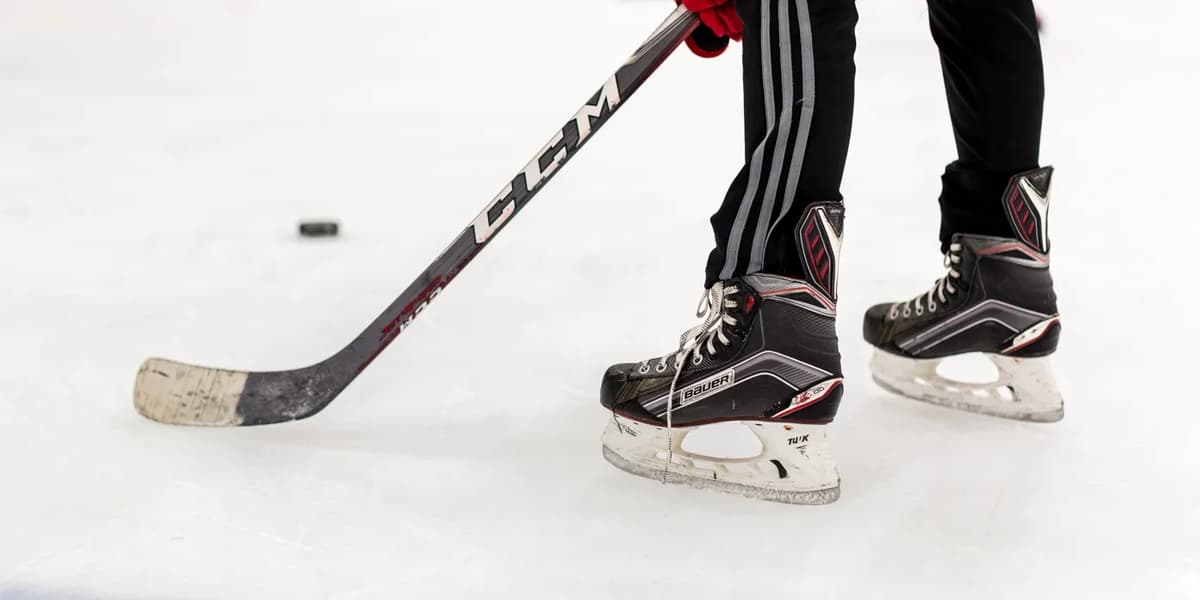 En närbild av en person som spelar ishockey.