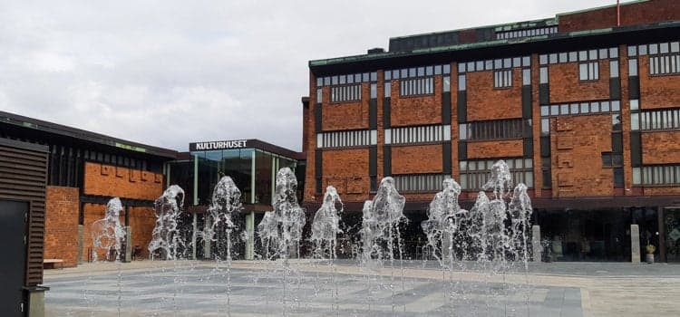 Vy över torget vid Skövde Kulturhus