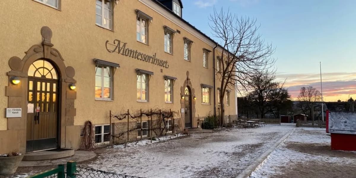 En stor byggnad med ett staket runt