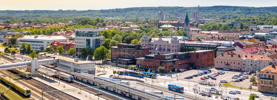En flygbild av en stad med ett tåg på spåren.