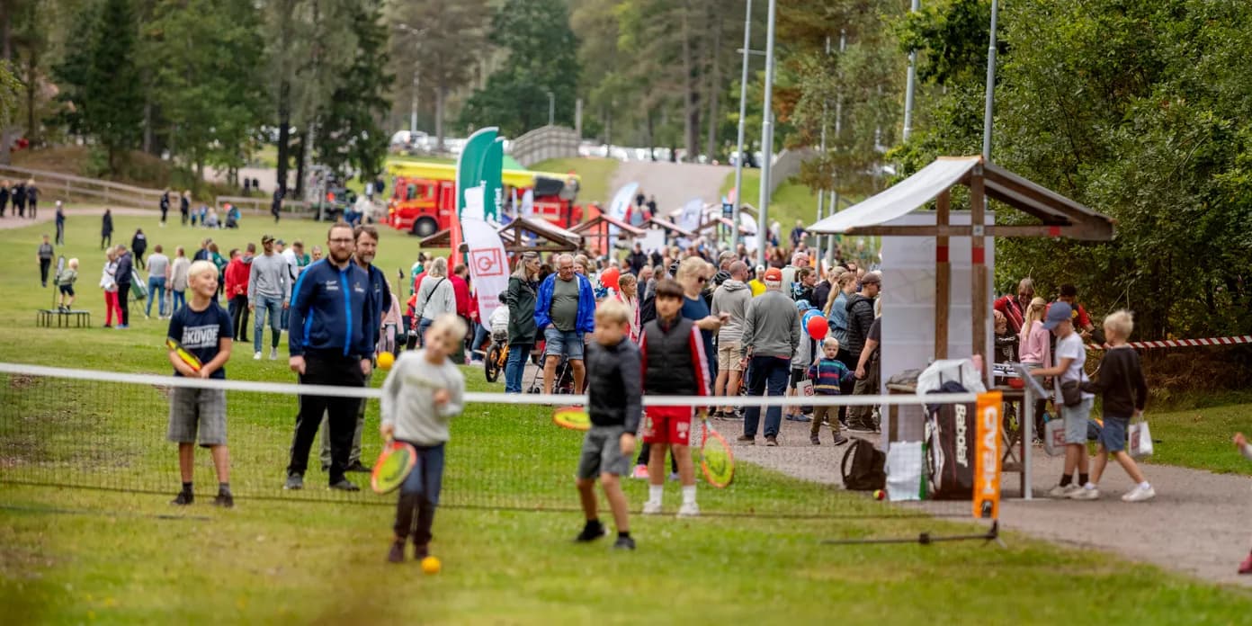 Folksamling under friskvårdens dag på Billingen.