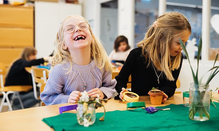 Skrattande flickor i en förskoleklass.