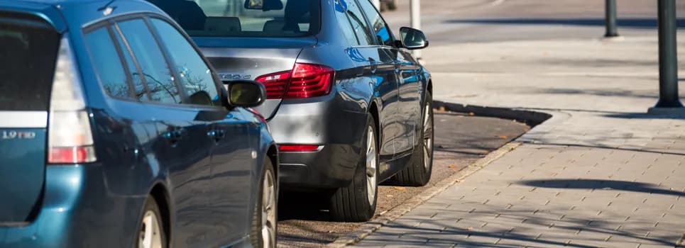 Några bilar parkerade vid sidan av en väg.