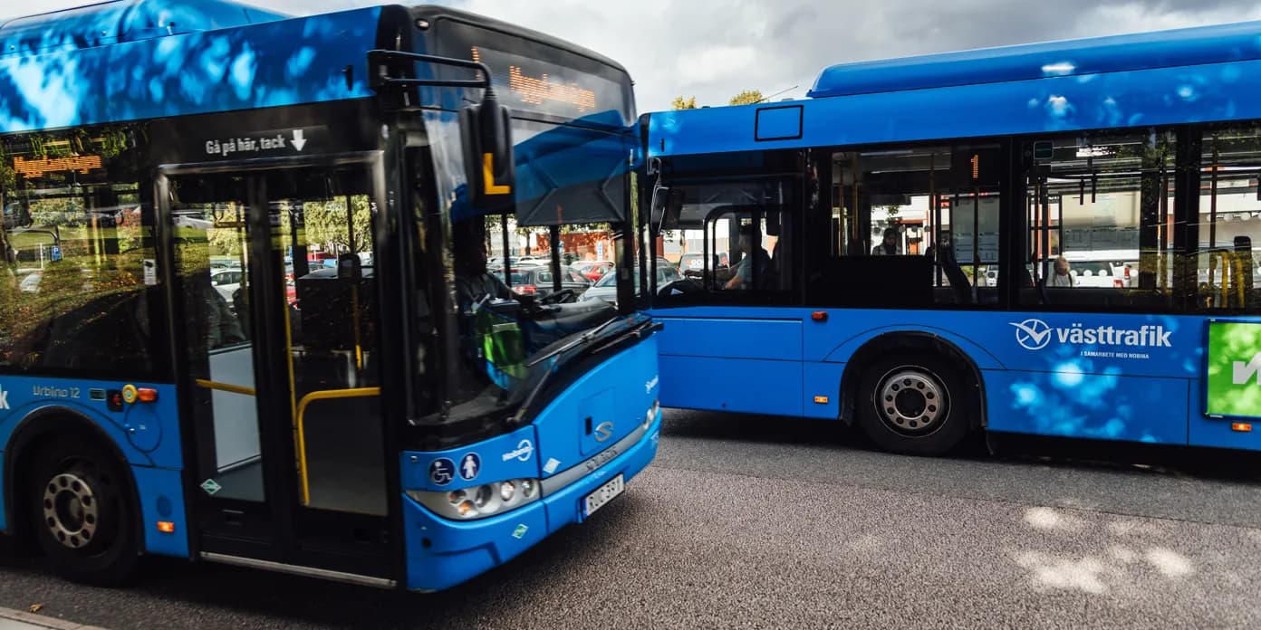 Två blå bussar