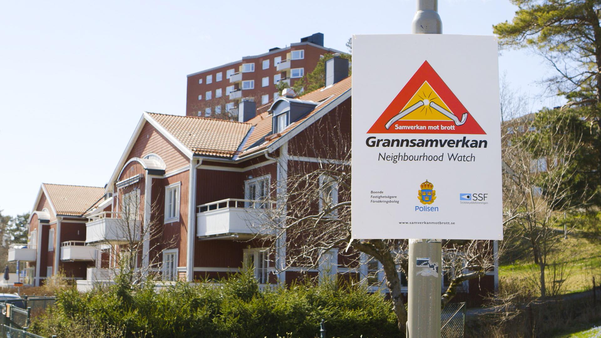 En skylt framför bostadshus