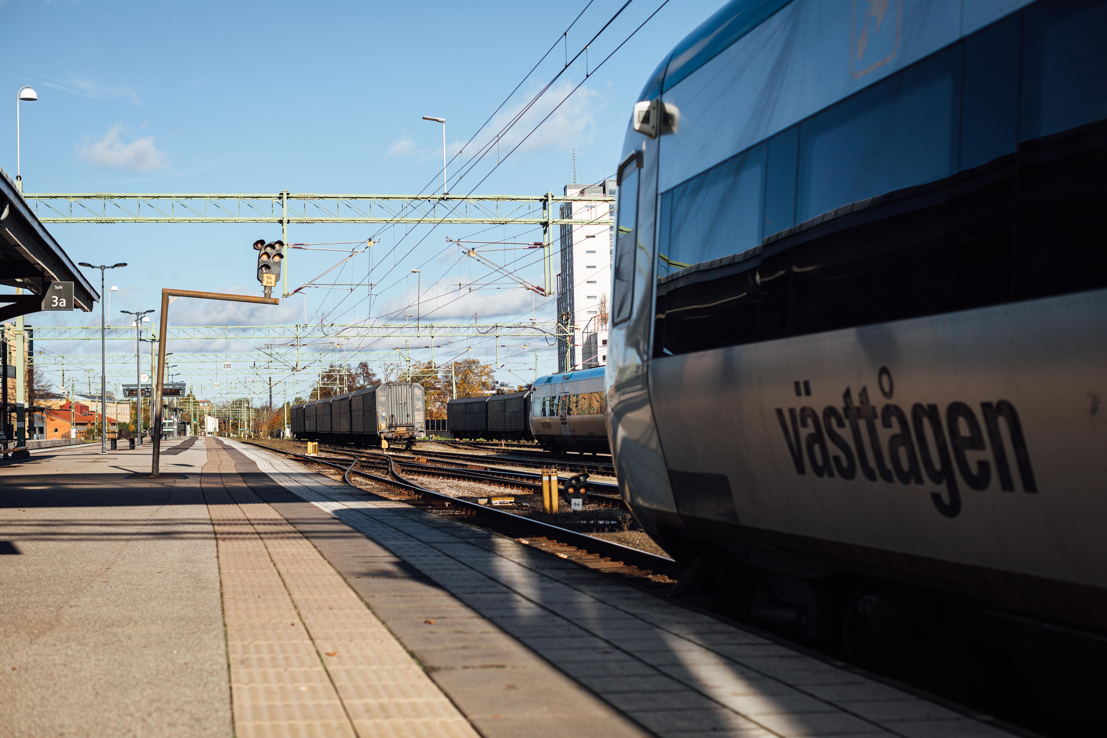 Tåg vid perrong