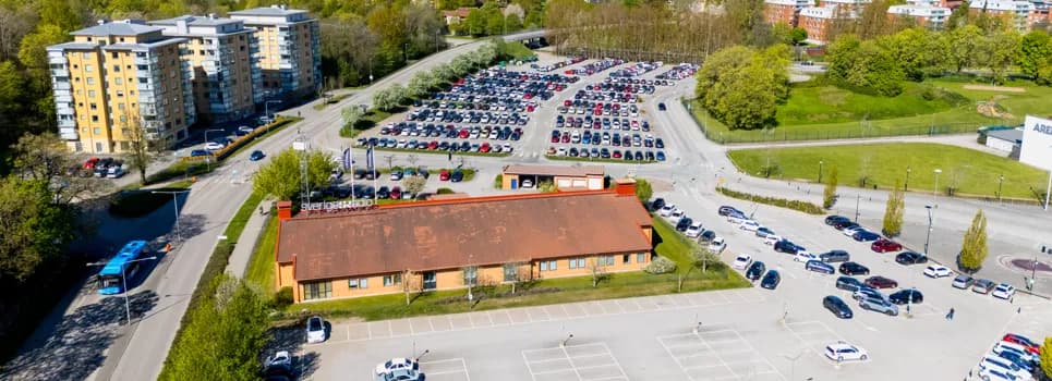 En flygbild av en parkeringsplats.