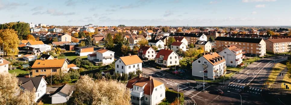 Översiktsbild över Skövde i tidig morgonsol
