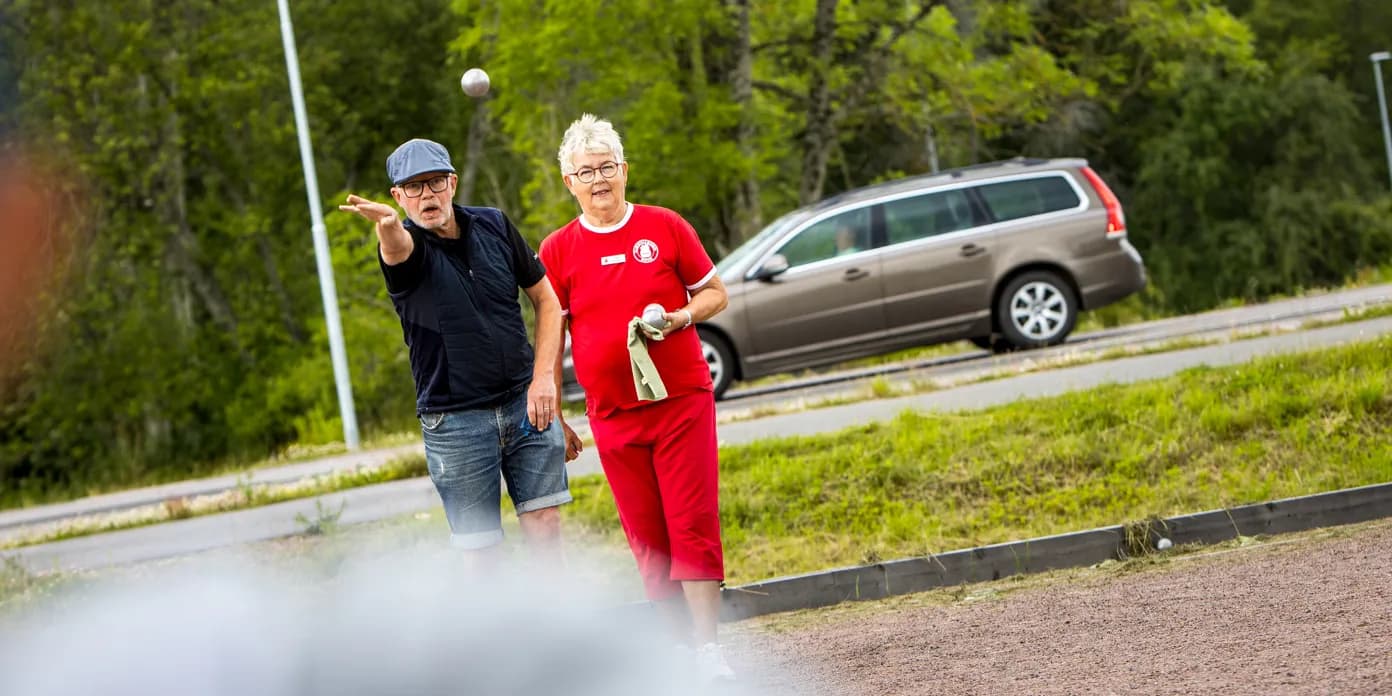 En man och en kvinna spelar boule