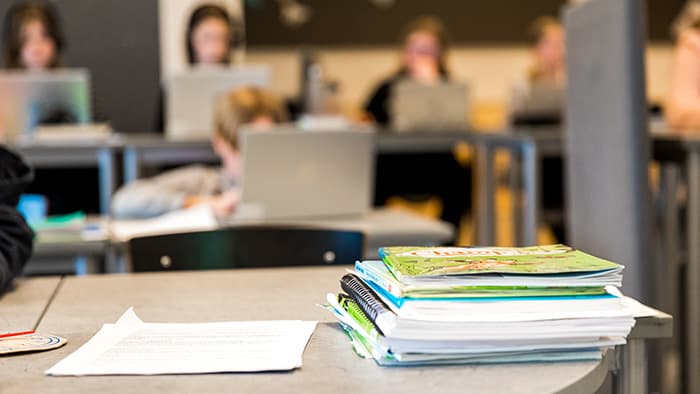 Bild på skolböcker i ett klassrum.