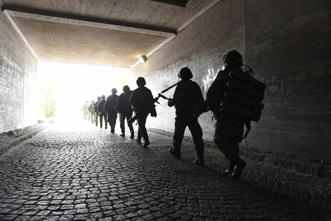 Militärer i gångtunnel