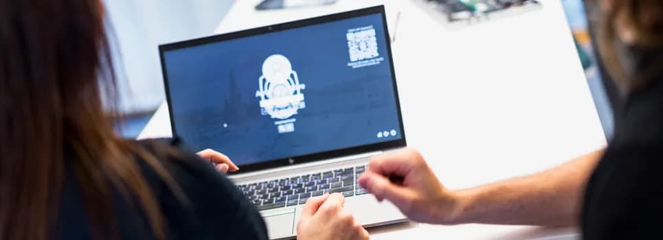 Dataskärm med Skövdes logotyp
