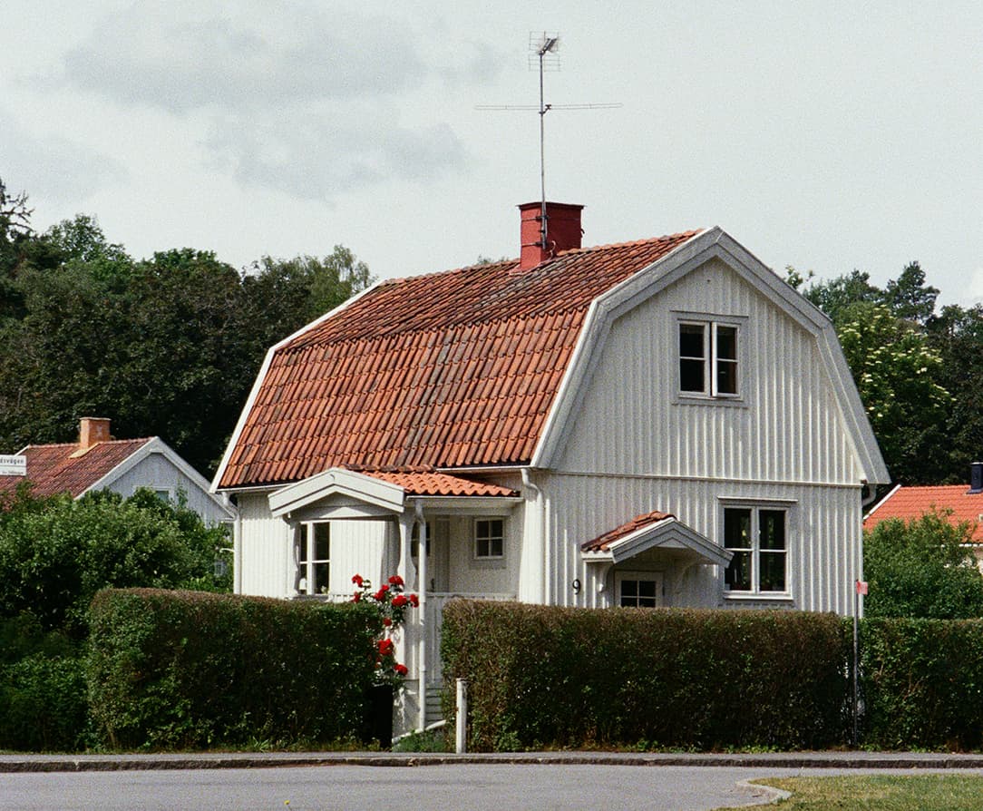 Vitt hus i villakvarter