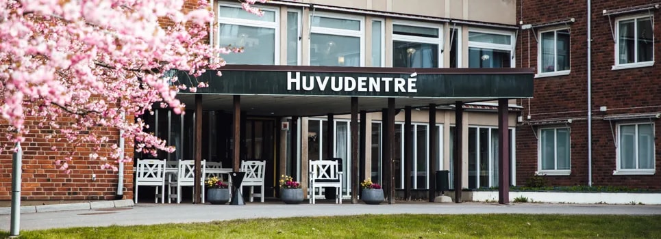 En byggnad med en sittgrupp utanför