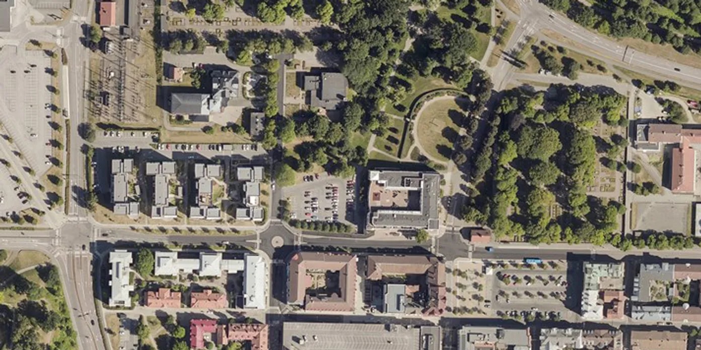 En flygbild av en stad med många byggnader