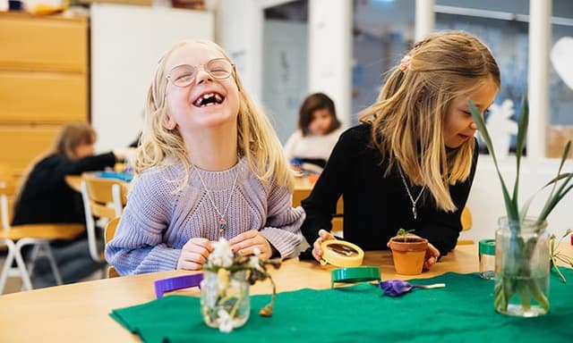 Skrattande flickor i en förskoleklass.