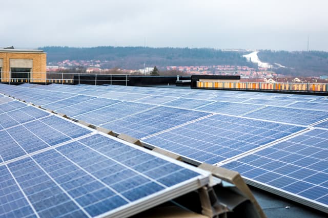 Solceller på ett tak