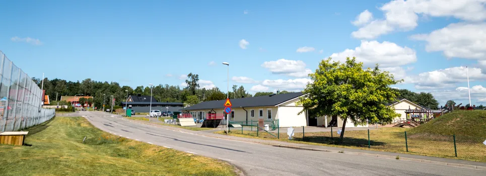 En gata med hus och ett staket på sidan av den.