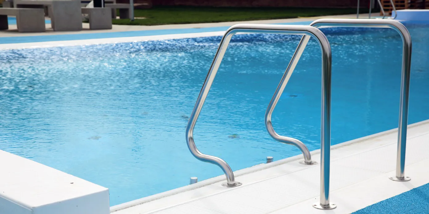 Vy över poolen på Tidanbadet