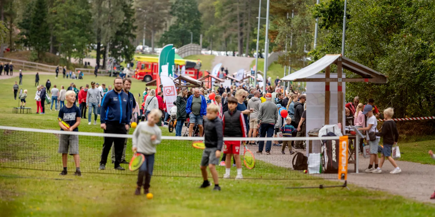 Folksamling under friskvårdens dag på Billingen.
