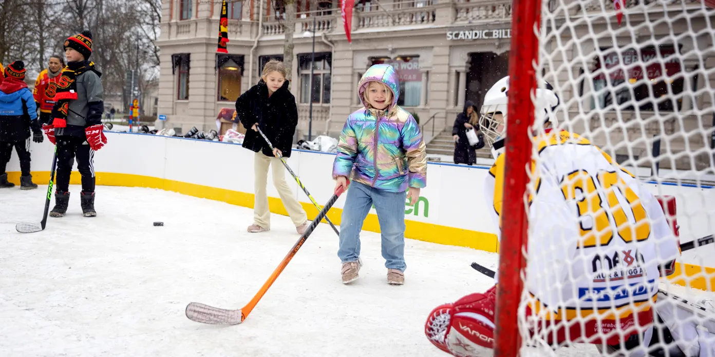 En grupp små barn som spelar ishockey.