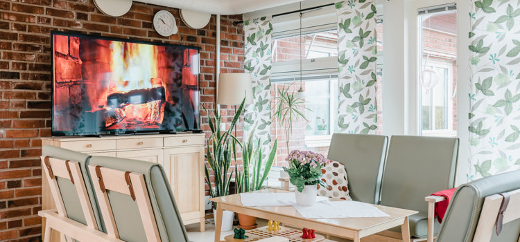 En soffgrupp och en tv med en brasa på