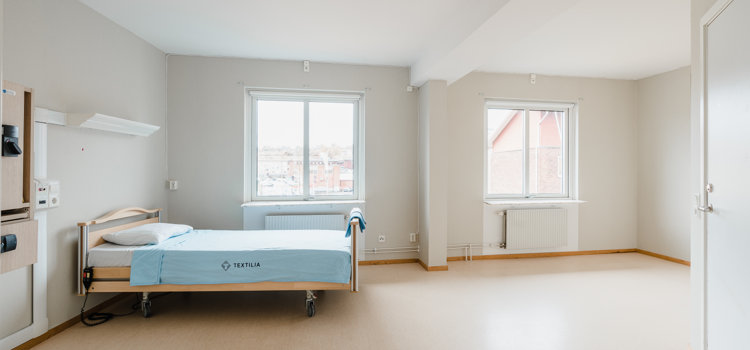 Ett tomt rum med en säng