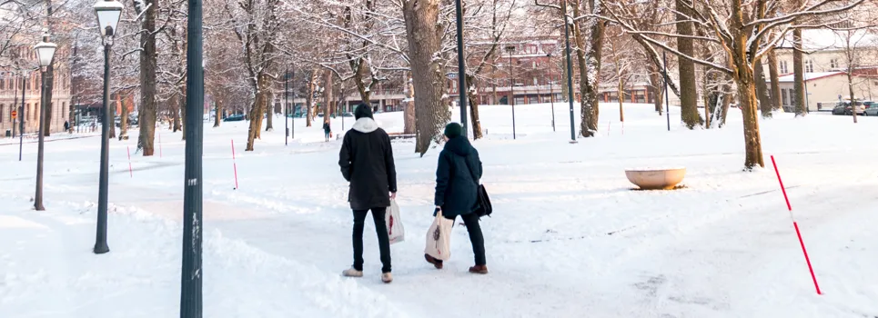 Några människor som går i snön.