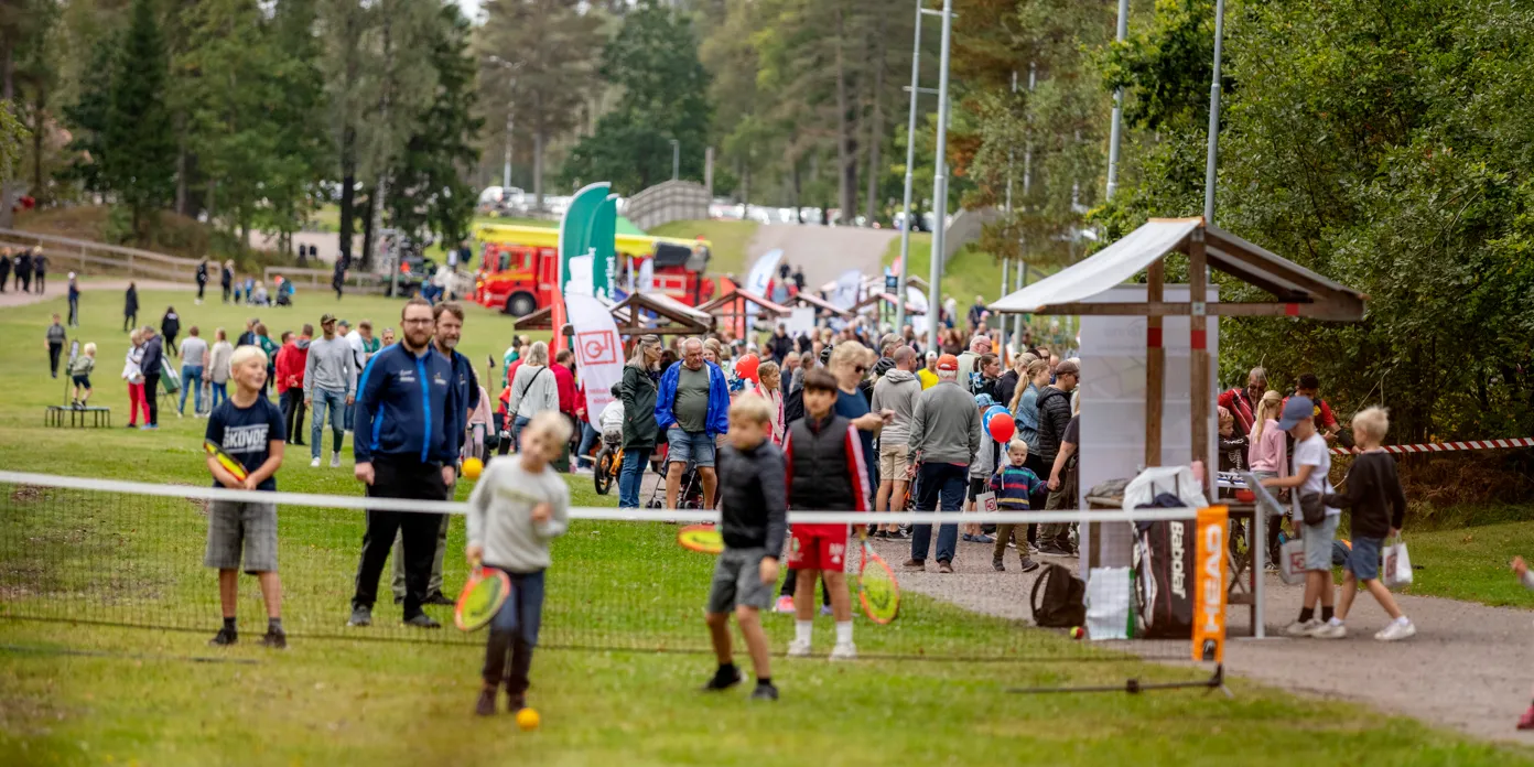 En grupp människor som står på ett grönskande fält.