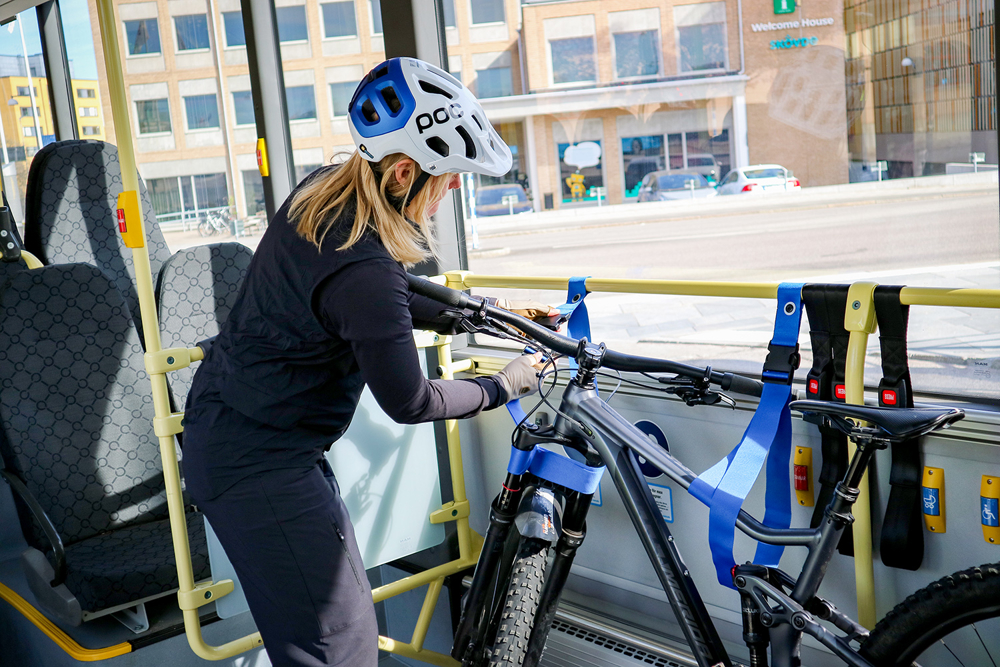 Charlotte Schöldström Andersson spänner fast sin cykel ombord på bussen