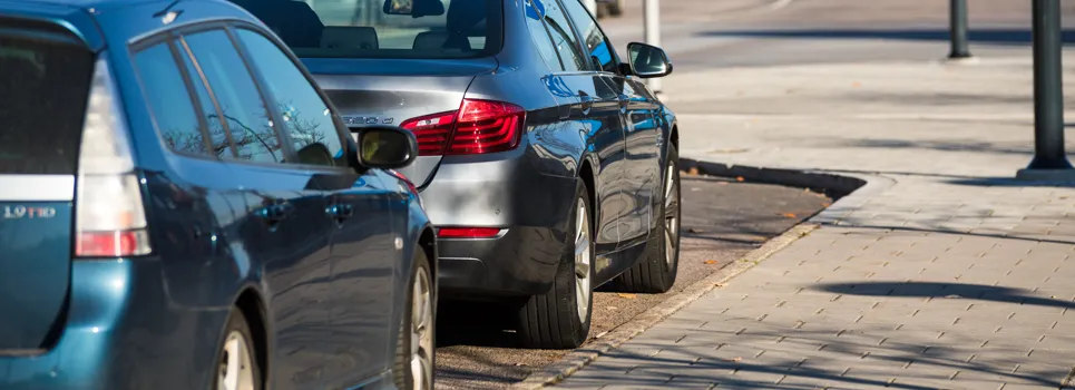 Några bilar parkerade vid sidan av en väg.