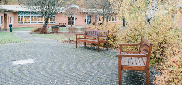 Innergård med bänkar