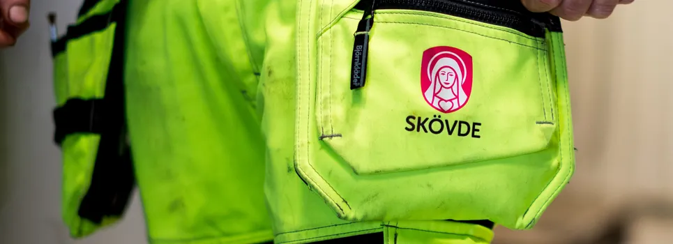 En man i neongröna byxor.