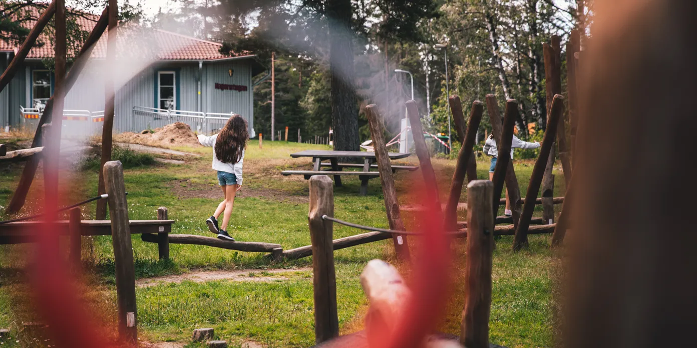 En flicka som leker på Aktivitetsplats Äventyret på Billingen.