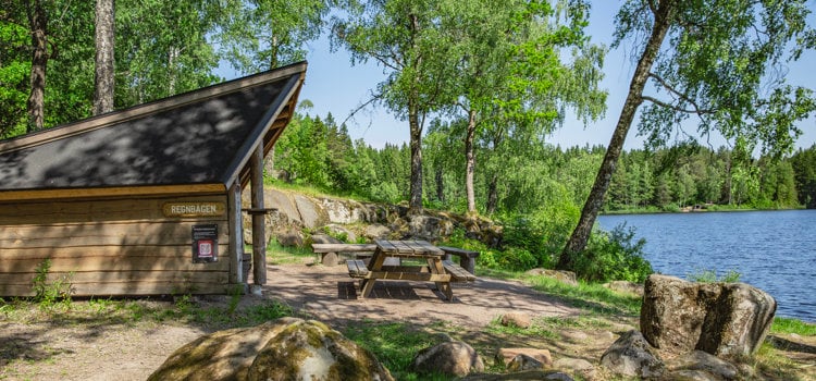 Vy över vindskyddet "Regnbågen" på Billingen