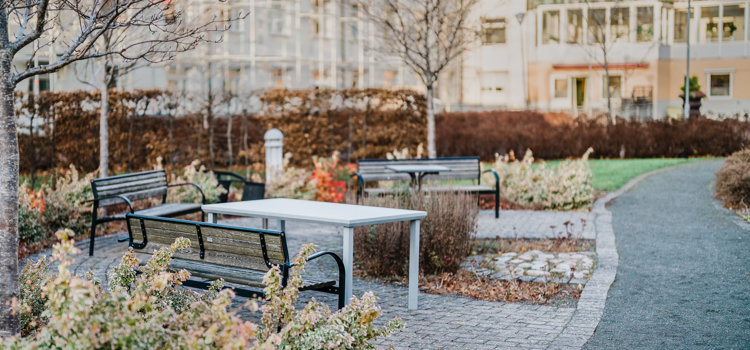 Innergård med parkbänkar och bord
