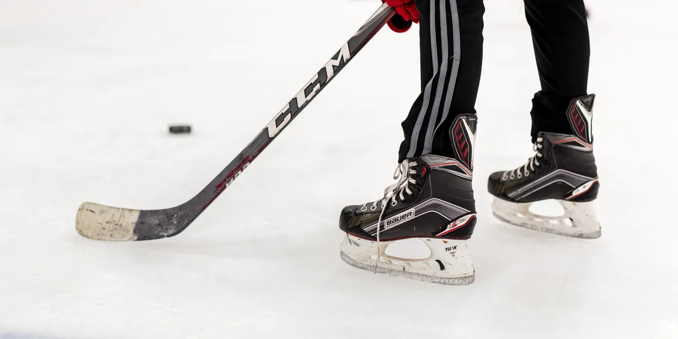 En närbild av en person som spelar ishockey.