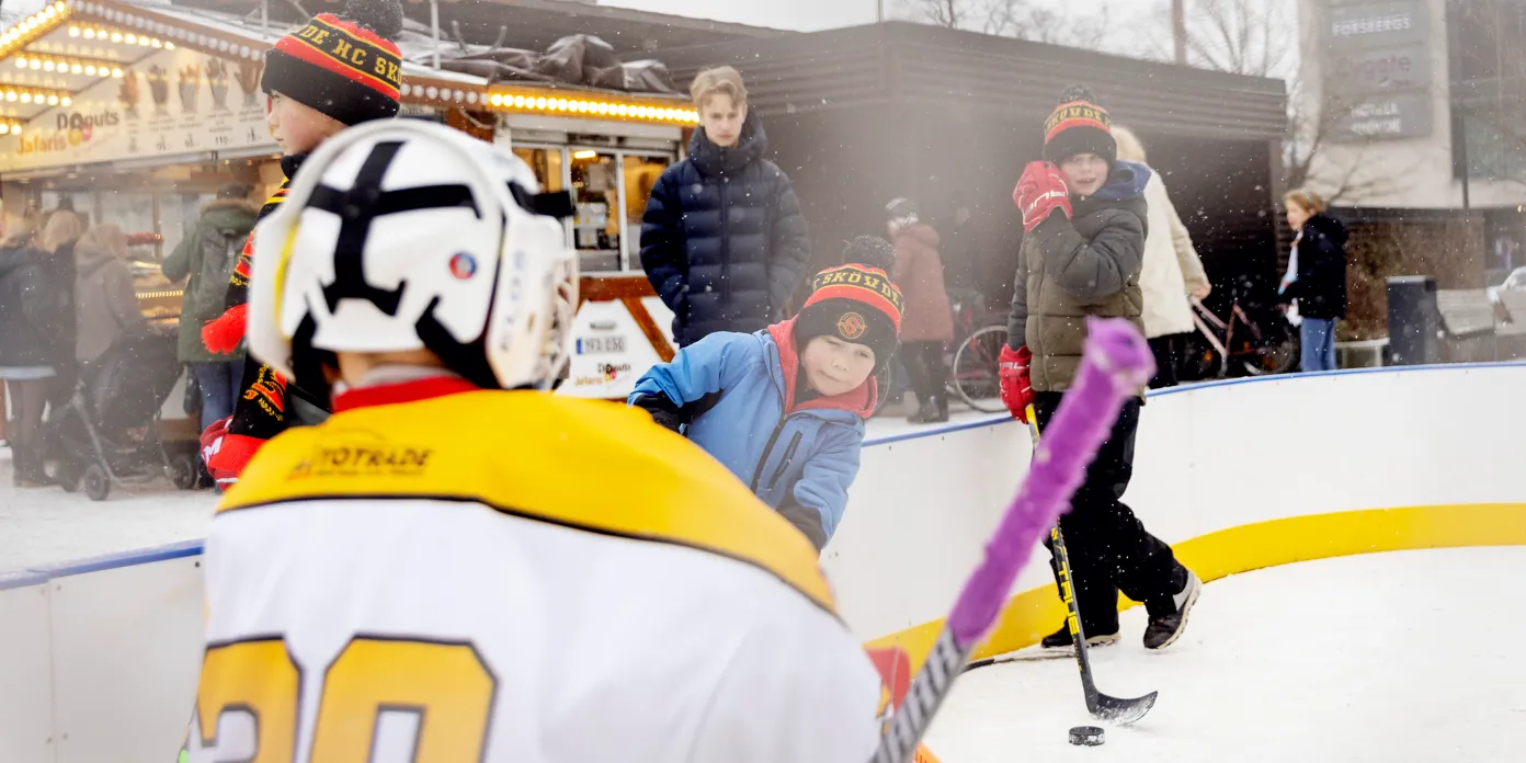 En grupp ungdomar som spelar en match i ishockey.