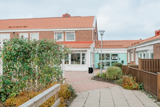 Ett tegelhus med grönskande innergård