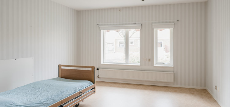 Ett tomt rum med en säng