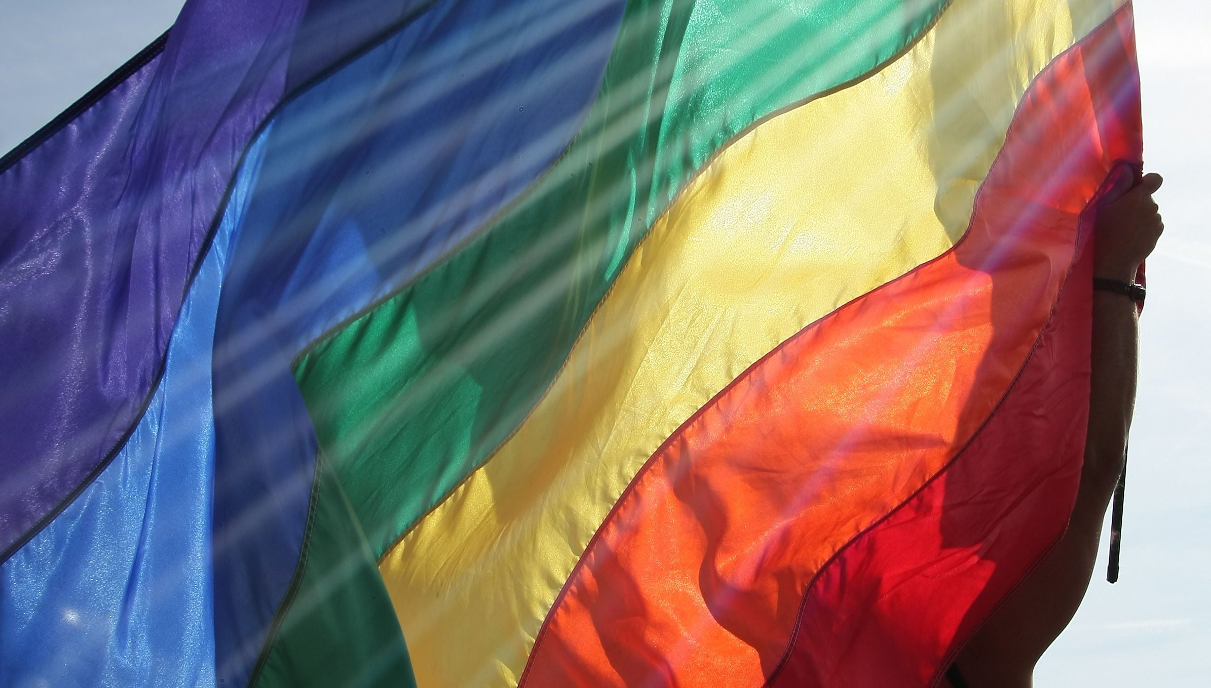 Flagga i regnbågens färger