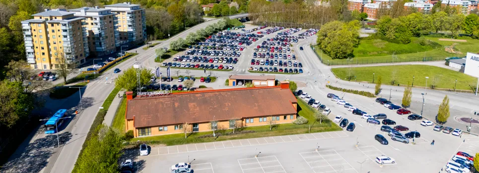 En flygbild av en parkeringsplats.