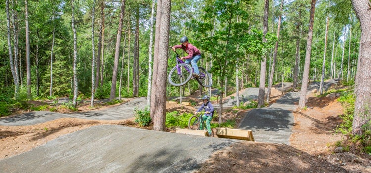 Två barn som cyklar på Billingen