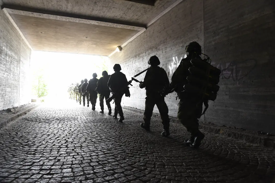 Militärer i gångtunnel