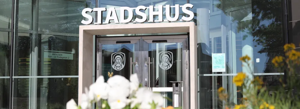 En byggnad med en skylt där det står stadshus.