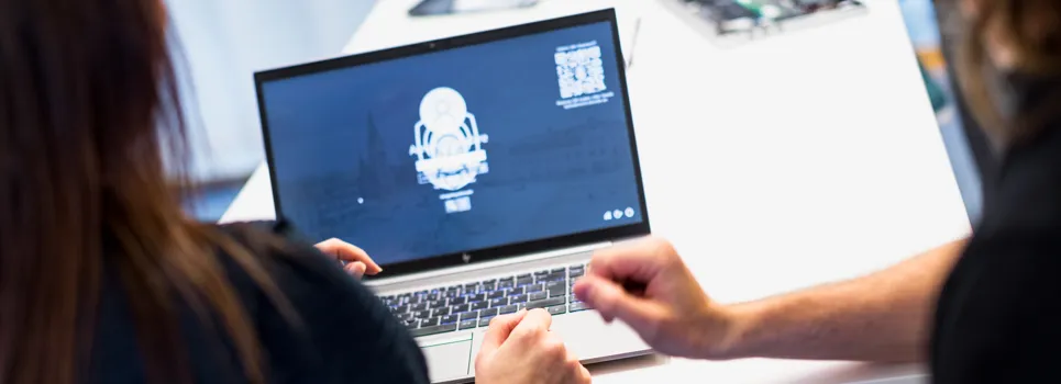 Dataskärm med Skövdes logotyp
