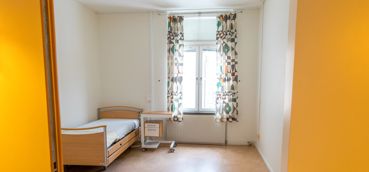 Ett tomt rum med en säng